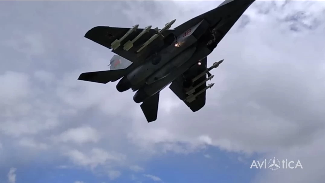 Το MiG-29 απείλησε με κατάρριψη το αεροσκάφος της Ryanair – Έλληνας επιβάτης: "Είπαν στον πιλότο ότι θα ρίξουν το αεροπλάνο, αν δεν το κατεβάσει"